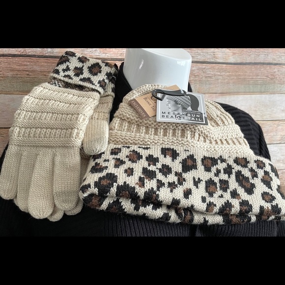 Messy Bun Beanie Tail and matching Gloves - Picture 1 of 4